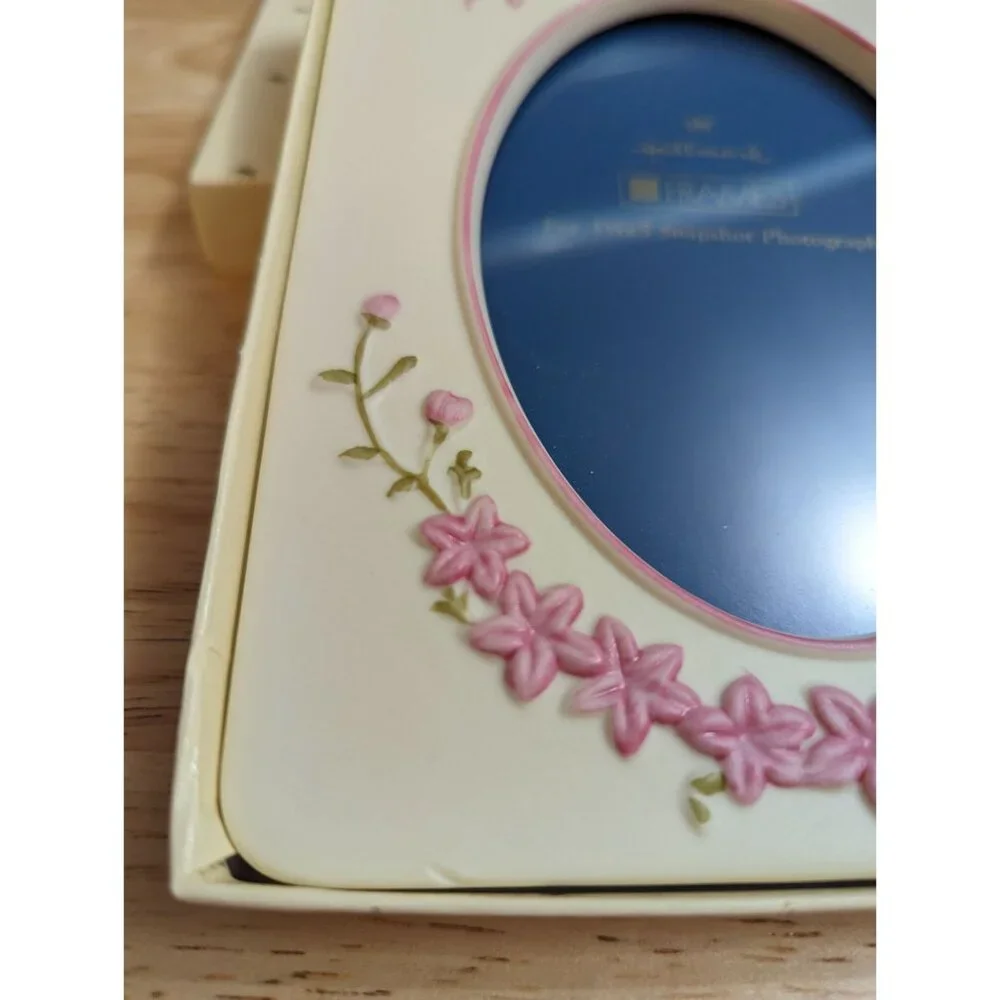 Hallmark Frames oval porcelain pink flower / buds 3 1/2 x 5 Snapshot photo w/box